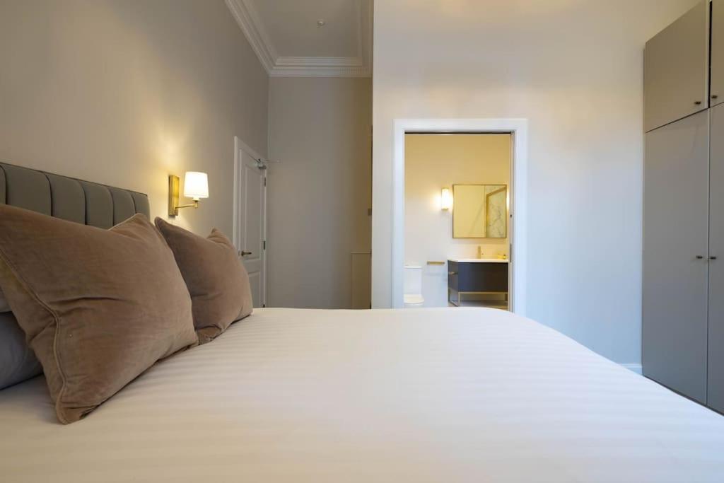 Luxury Nests - Johnnie Walker 2 Apartment Edinburgh